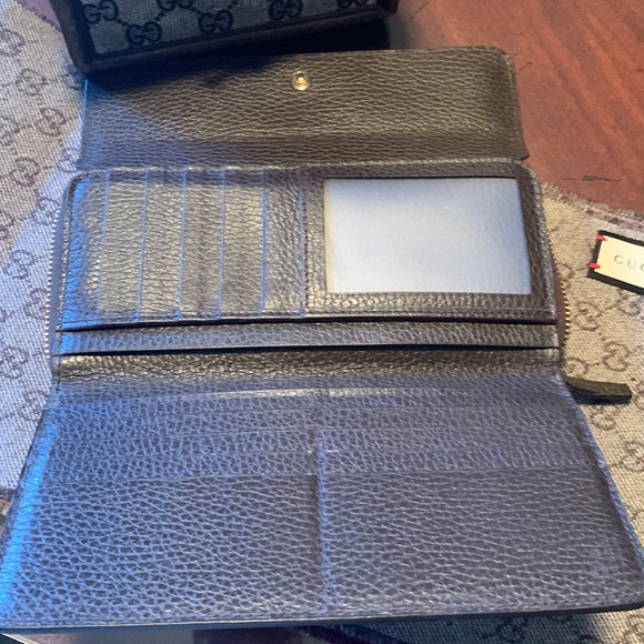 Genuine GUCCI Tri- fold Wallet, chocolate Brown, with two inside section. - Picture 3 of 16